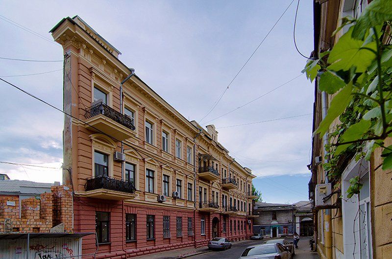 Дом с одной стеной