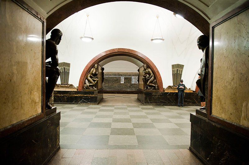 Станция метро Площадь Революции