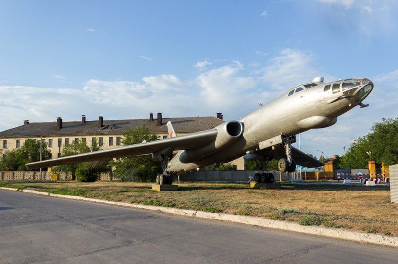 Памятник самолету Ту-16