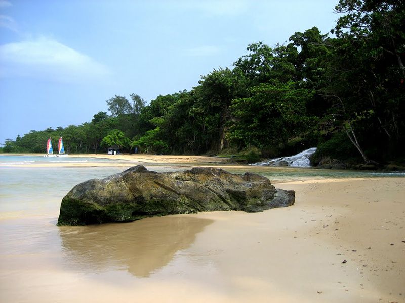 Пляж James Bond Beach