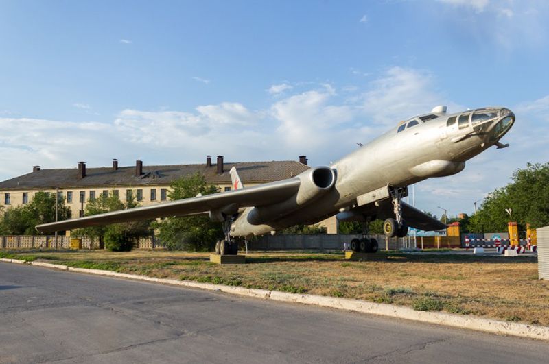 Памятник самолету Ту-16