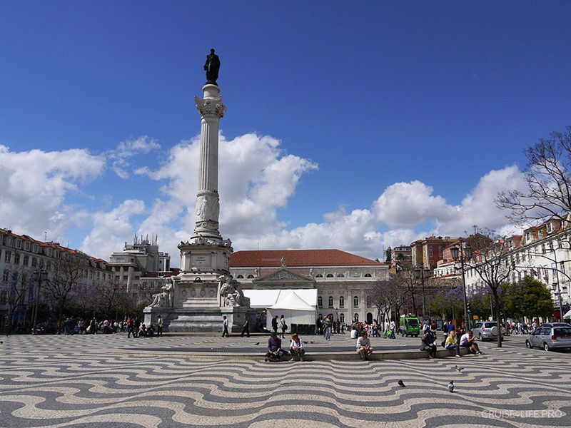 Площадь Rossio и Национальный театр