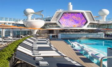 009_1600x960_celebrity-xcel-pool-club