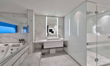 025_1600x960_celebrity-xcel-penthouse-suite