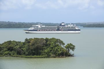 CEL_IN_ShipExteriorPanamaCanal_056