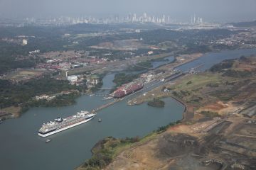 CEL_IN_ShipExteriorPanamaCanal_439