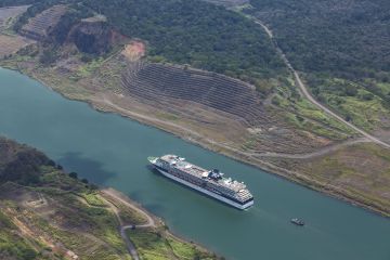 CEL_IN_ShipExteriorPanamaCanal_262