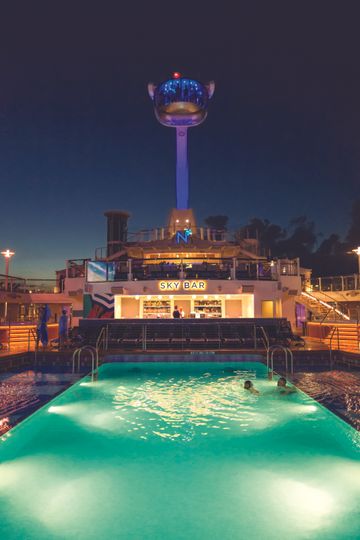 RCI_AN_GoH_Dan_Northstar_Pool_Night_013_RET_CMYK