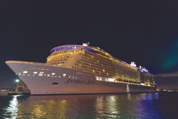 RCI_AN_CSDec2015_San_Juan_OldTown_Docked_RET_CMYK