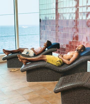 RCI_Jewel_CoupleLounging