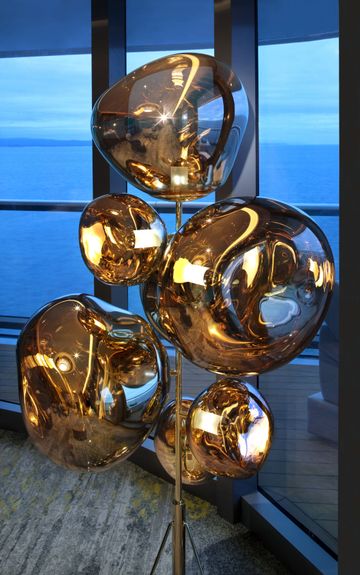FL19-PenthouseSuite525-LampLivingR