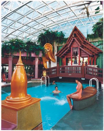 RCI_Radiance_PoolCouples