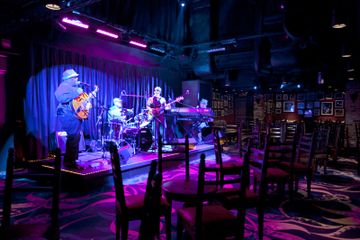 Джаз клуб (Fat Cats Jazz & Blues Club)