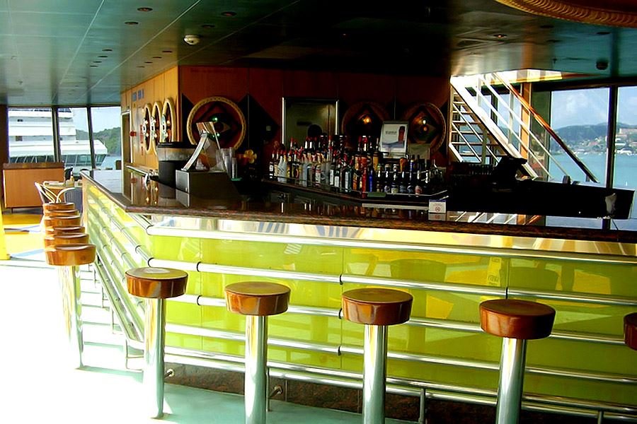Бар у бассейна New World Bar