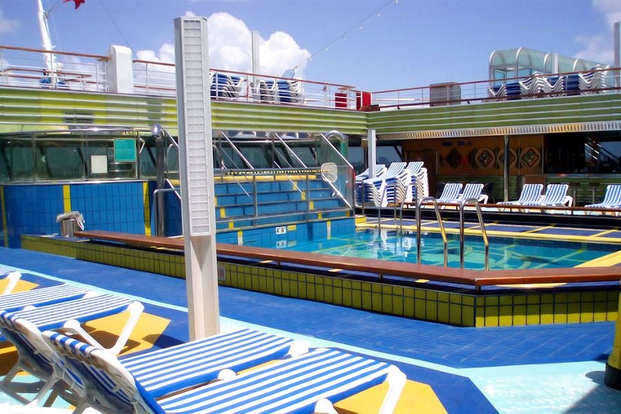 Бассейн New World Pool