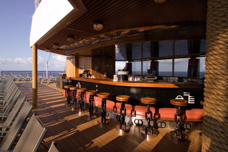 Бар у бассейна Prometheus Bar
