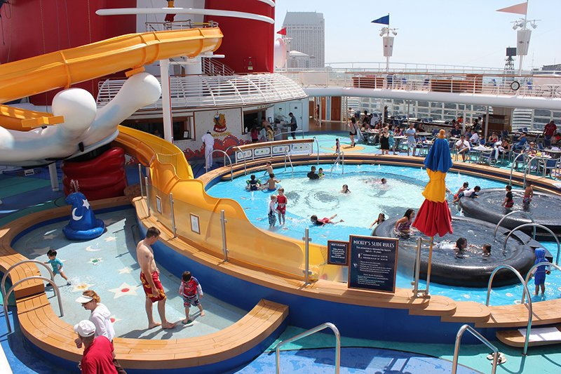 Бассейн Mickey's Pool