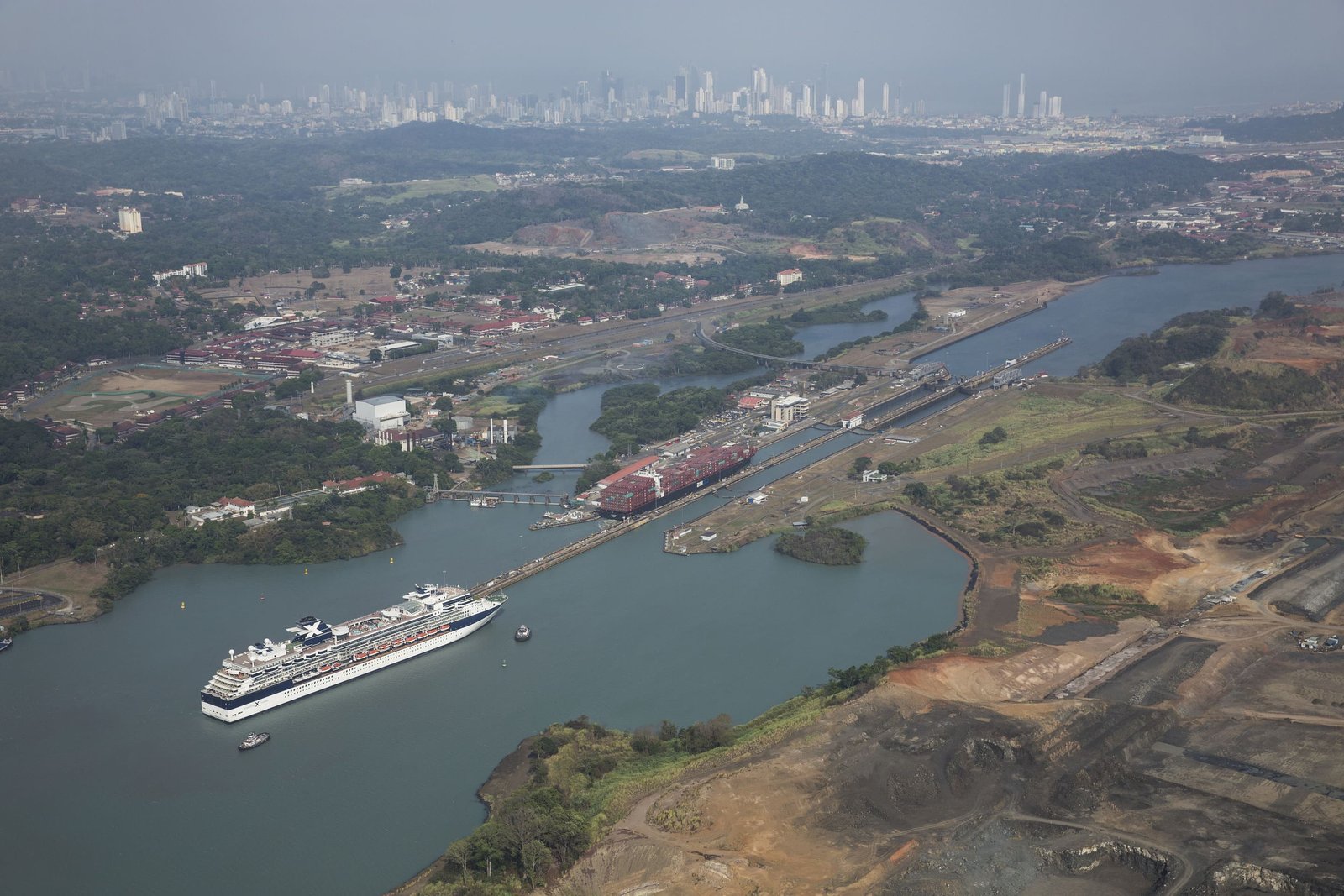CEL_IN_ShipExteriorPanamaCanal_439