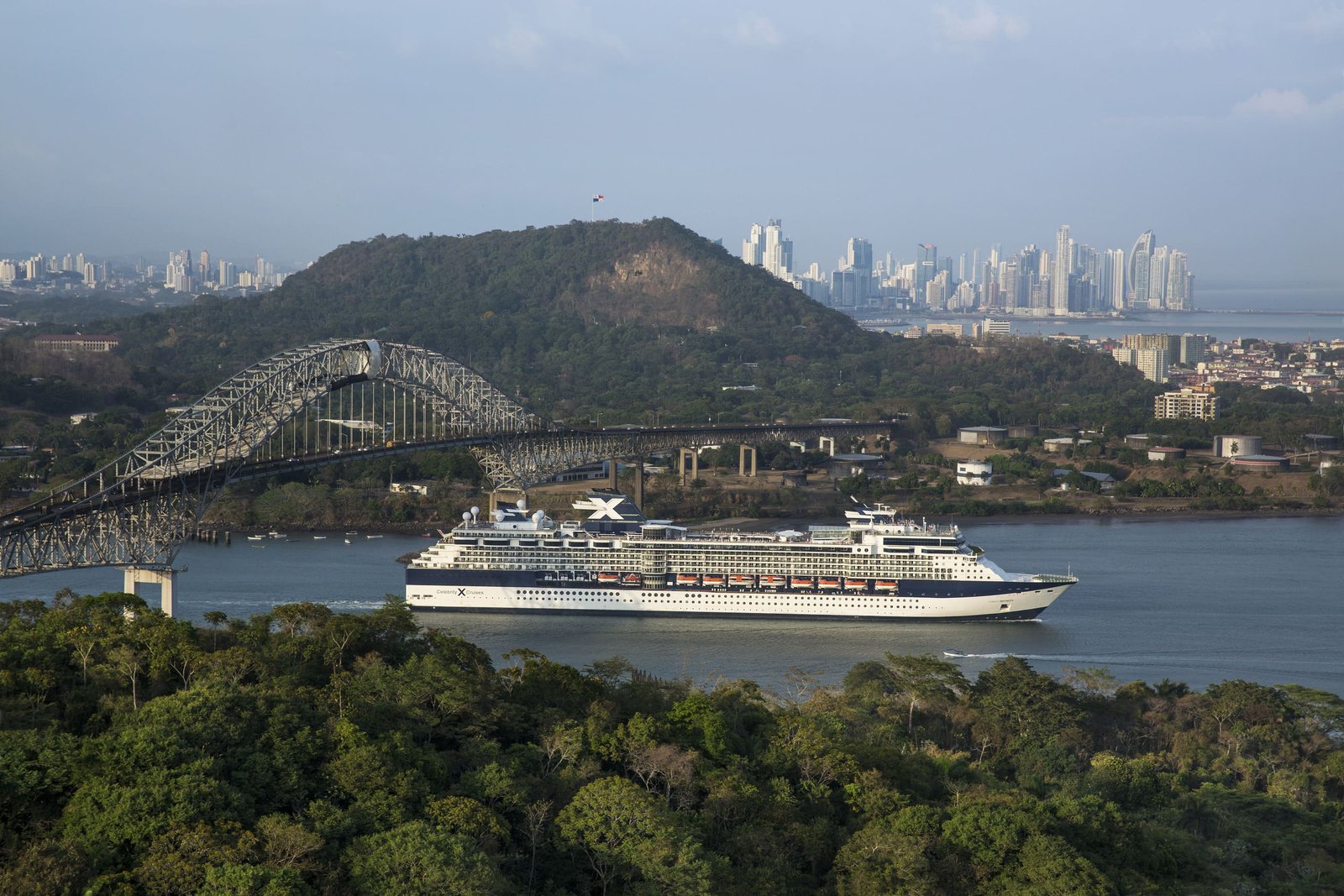 CEL_IN_ShipExteriorPanamaCanal_623
