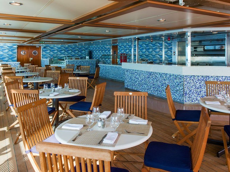 Бар у бассейна Waves Grill
