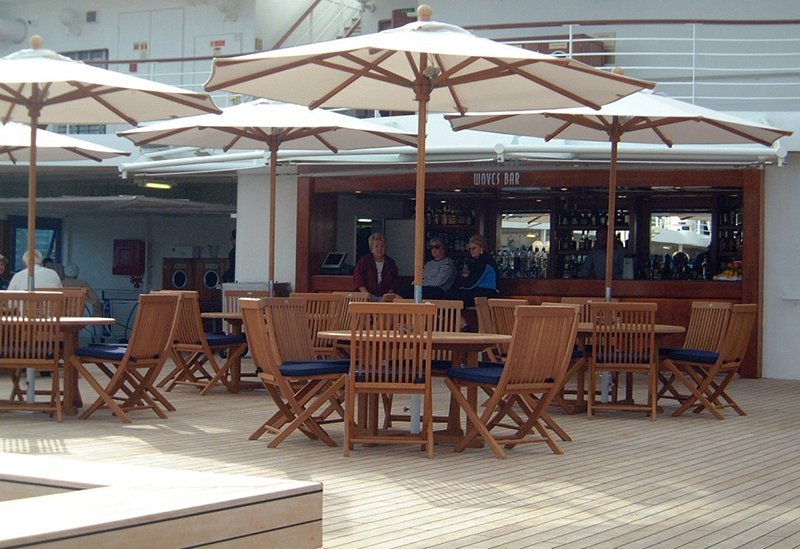 Бар у бассейна Waves Bar